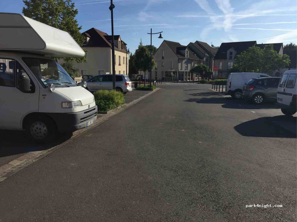 (28130) Pierres - 4 Place Jean Moulin — foto