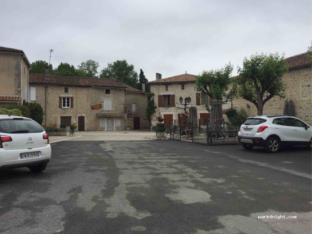 (16700) Nanteuil-en-Vallée - 1 Rue du Porche — foto 2