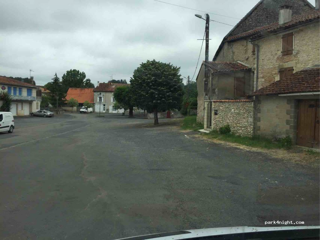 (16350) Champagne-Mouton - 10 Place du 8 Mai — foto