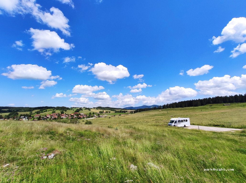 (25300) Les Fourgs - Unnamed Road — foto