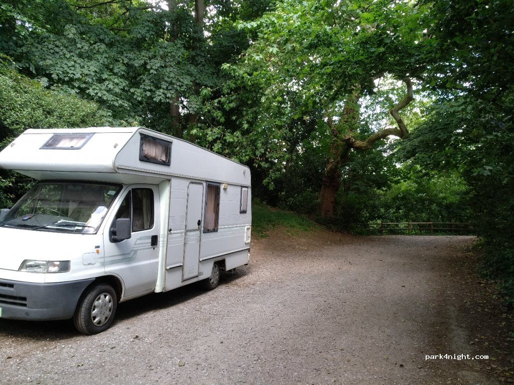 (TW20 0LG) Englefield Green - unamed road — foto