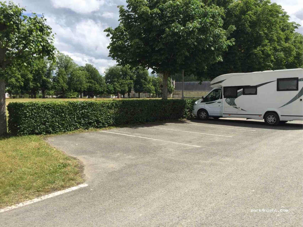 (86140) Scorbé-Clairvaux - 13 Place Etienne Chérade de Monbron — foto
