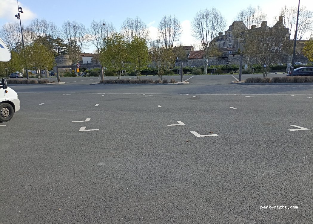 (33410) Cadillac - Allée de Lattre de Tassigny — foto 4