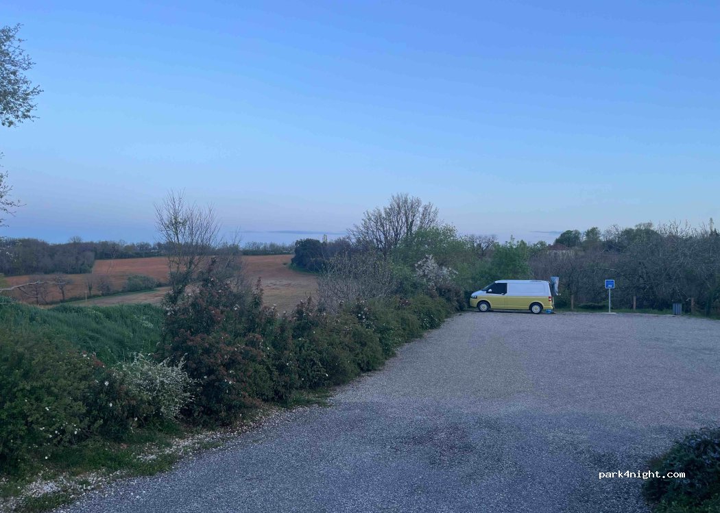 (82120) Gensac - Unnamed Road / D15 — foto