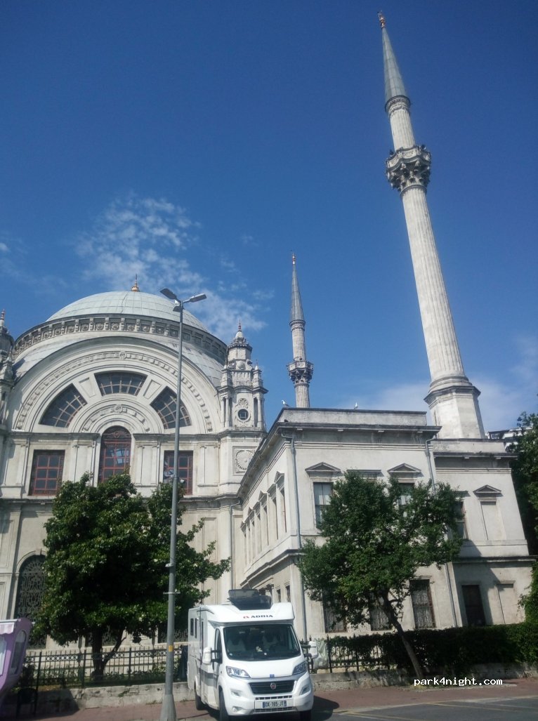 (34347) İstanbul - 30 Muallim Naci Caddesi — foto