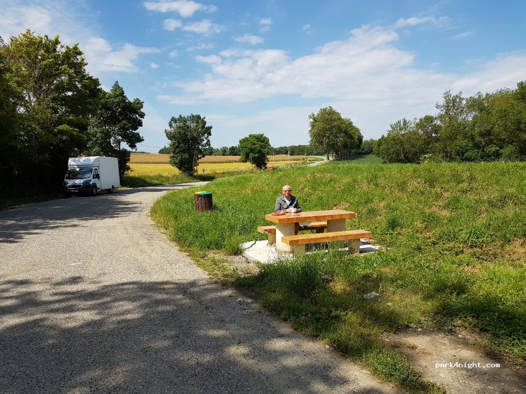 (32270) Saint-Sauvy - D928 — foto