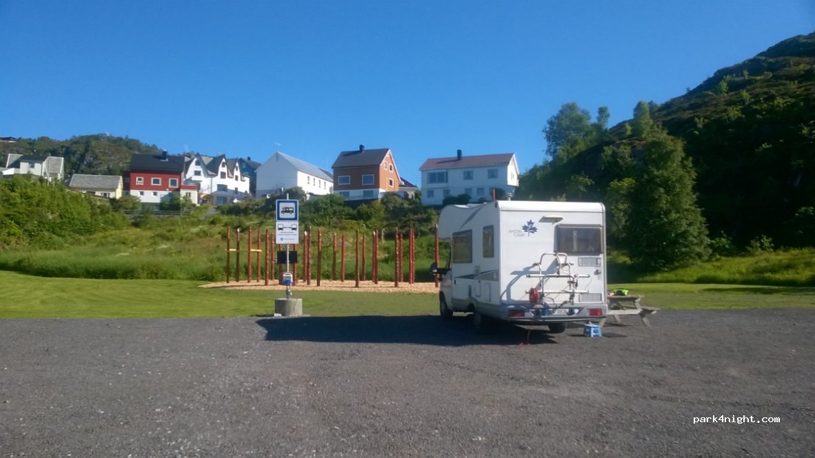 (6090) Fosnavåg - 495 Igesundvegen — foto