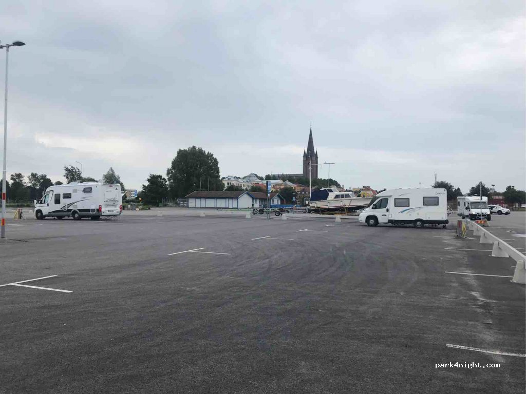 Ställplats i yttre hamnen — foto