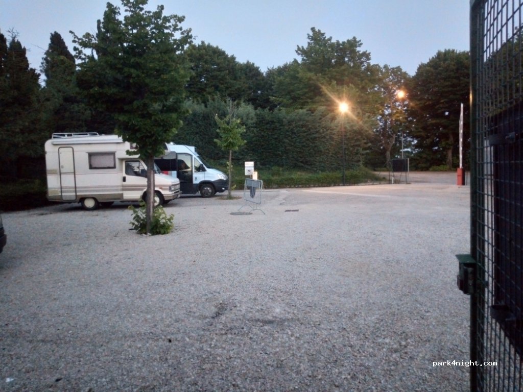 Area Sosta Camper Montedinove — foto