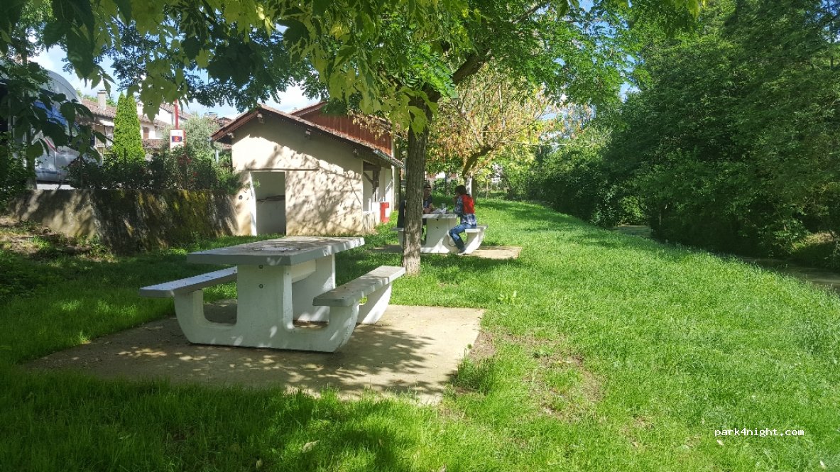 (32420) Simorre - Place du Lavoir — foto