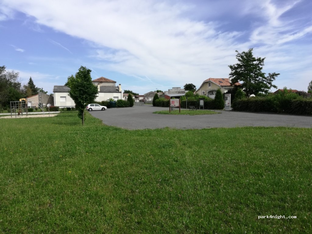 (16440) Roullet-Saint-Estèphe - Le Bourg — foto