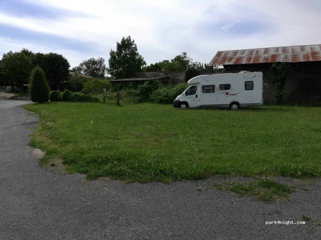 (16440) Roullet-Saint-Estèphe - Le Bourg — foto 2