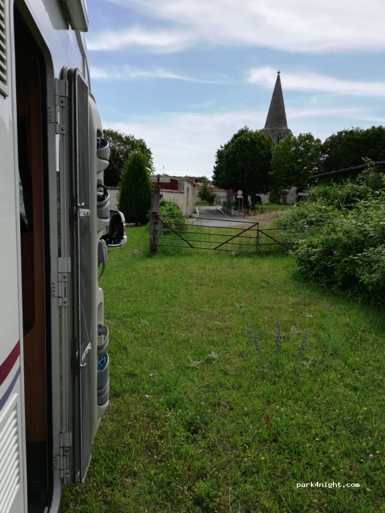 (16440) Roullet-Saint-Estèphe - Le Bourg — foto 3