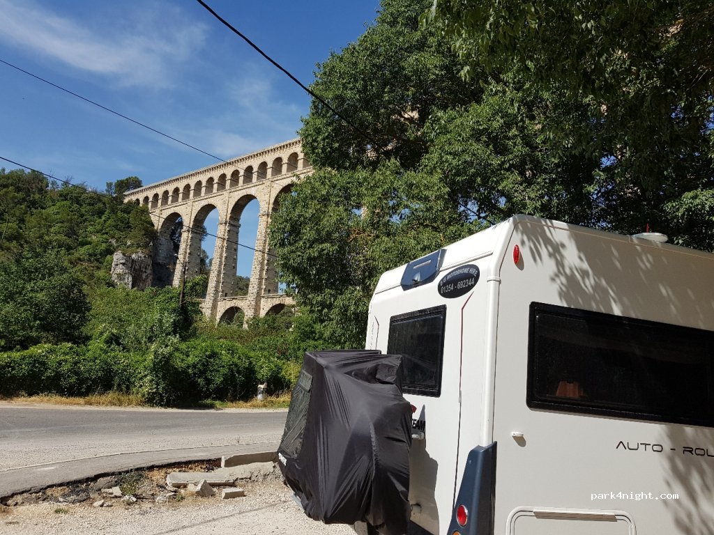 (13290) Aix-en-Provence - 3195 Route du Petit Moulin — foto