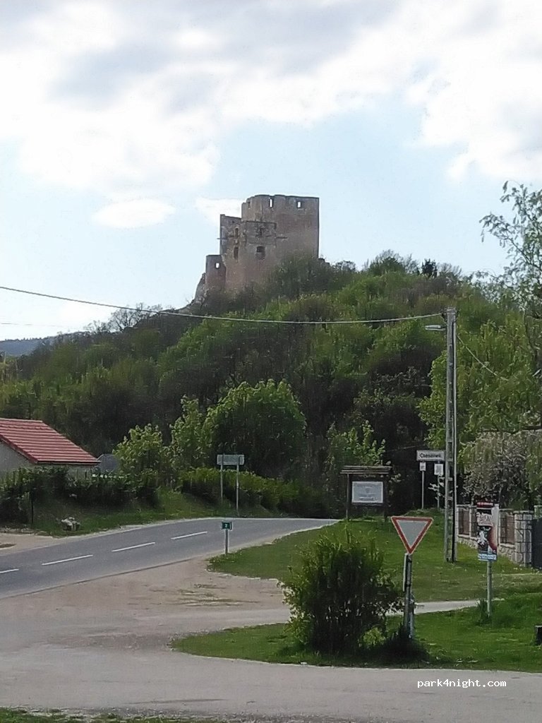 (8419) Csesznek - 8 Sarok köz — foto