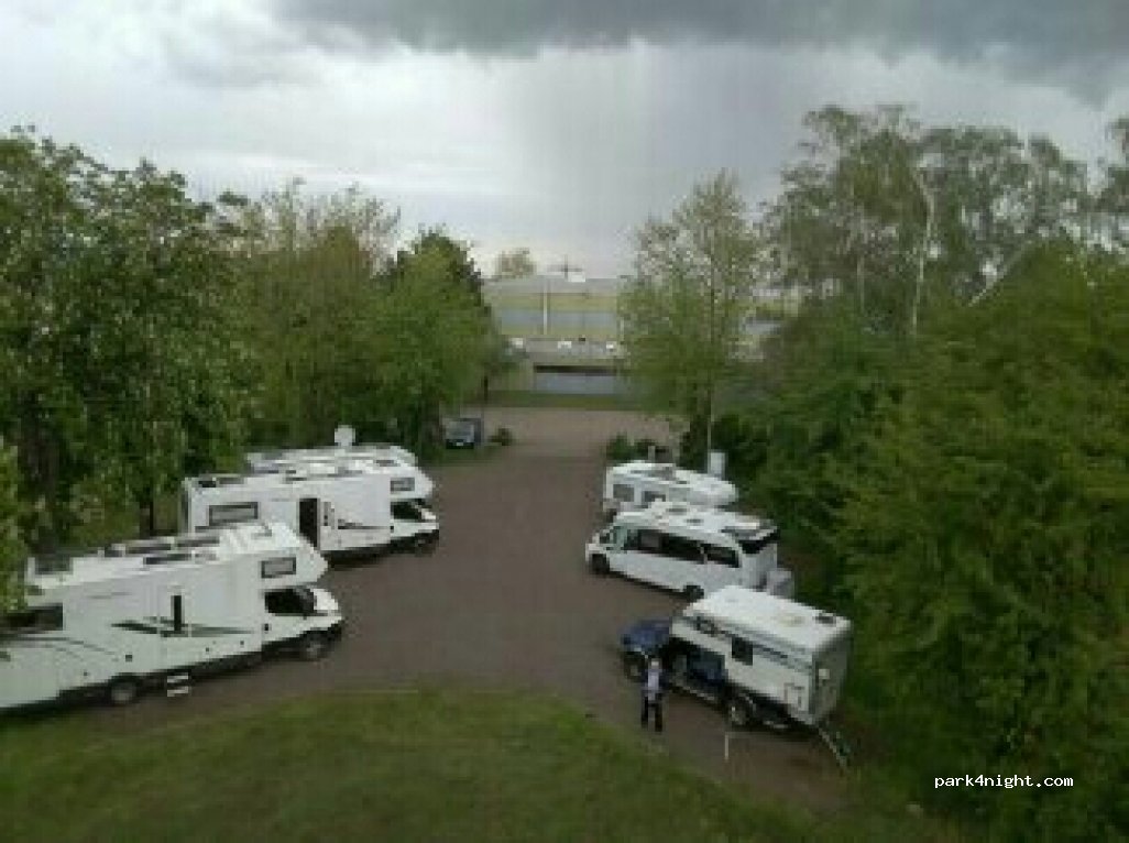 Wohnmobilstellplatz an der Sporthalle — foto