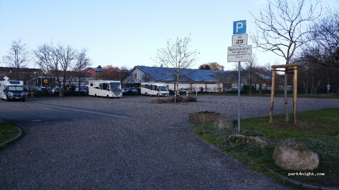 Wohnmobilstellplatz Neustadt a.d. Weinstrasse — foto