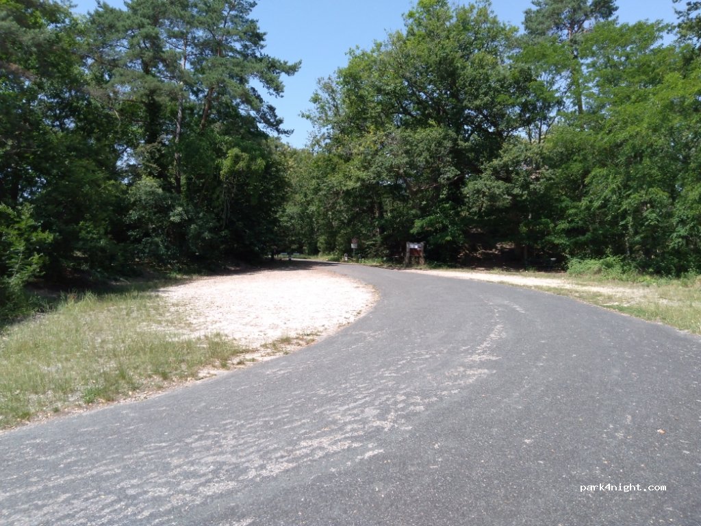 (77300) Fontainebleau - Route de la Reine Amélie — foto 2