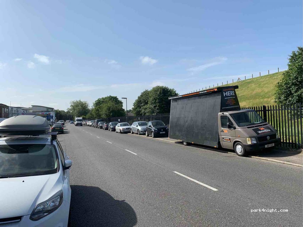 (TW15 1UE) Ashford - 51 Ashford Road — foto