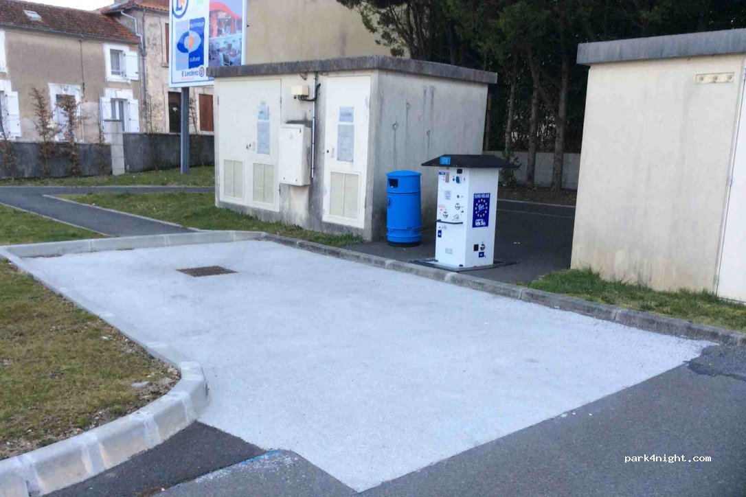 (16300) Barbezieux-Saint-Hilaire - 7-9 Rue du Commandant Foucaud — foto