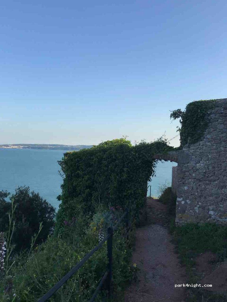 (TQ1 2EF) Torquay - 5 Daddyhole Road — foto
