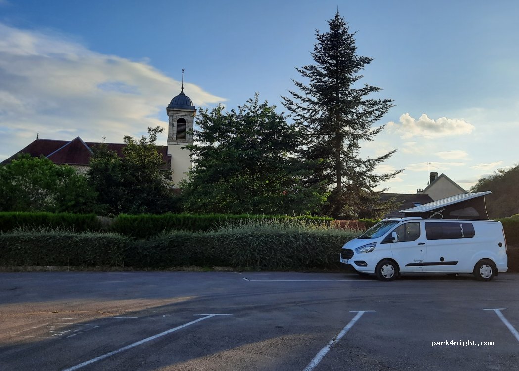 Aire de stationnement camping-cars Routelle — foto 2