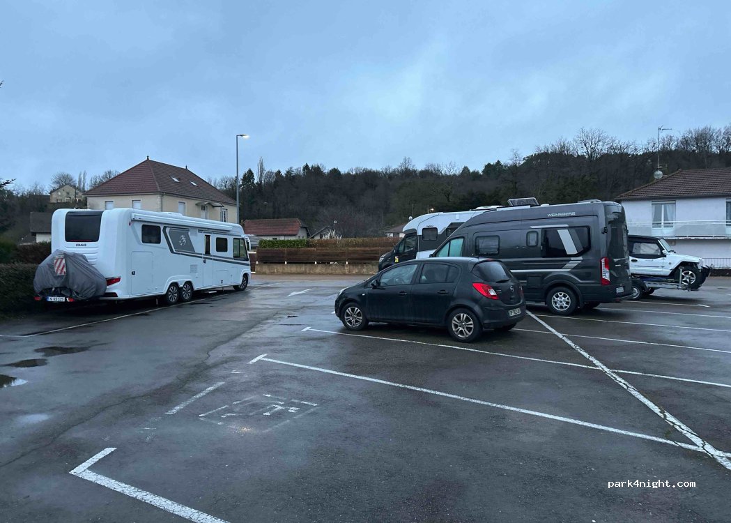 Aire de stationnement camping-cars Routelle — foto 3