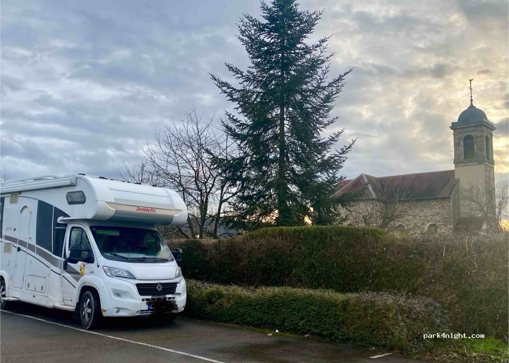 Aire de stationnement camping-cars Routelle — foto 4
