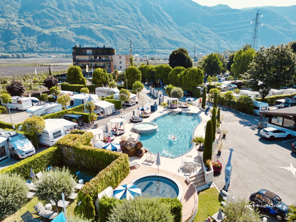 Schlosshof Luxury Camping Resort ***** 5 stars — foto