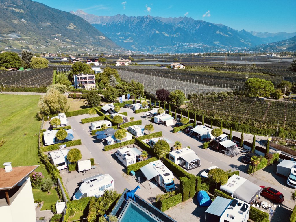 Schlosshof Luxury Camping Resort ***** 5 stars — foto 2