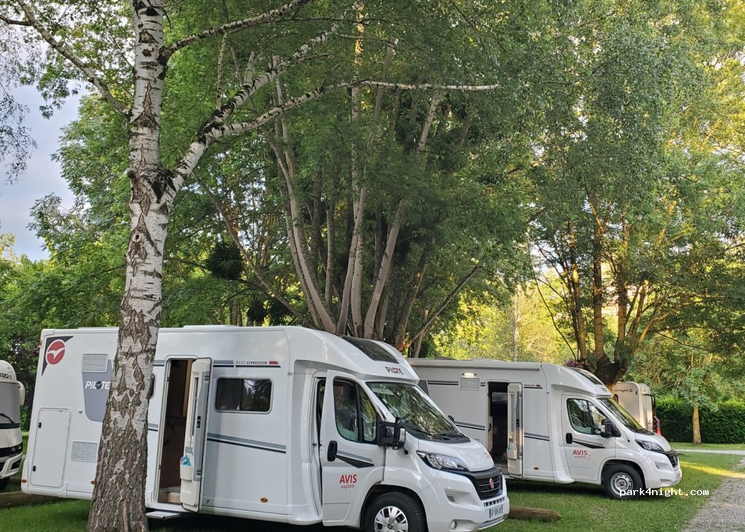 Aire de camping-car Labarthe-Rivière — foto 3