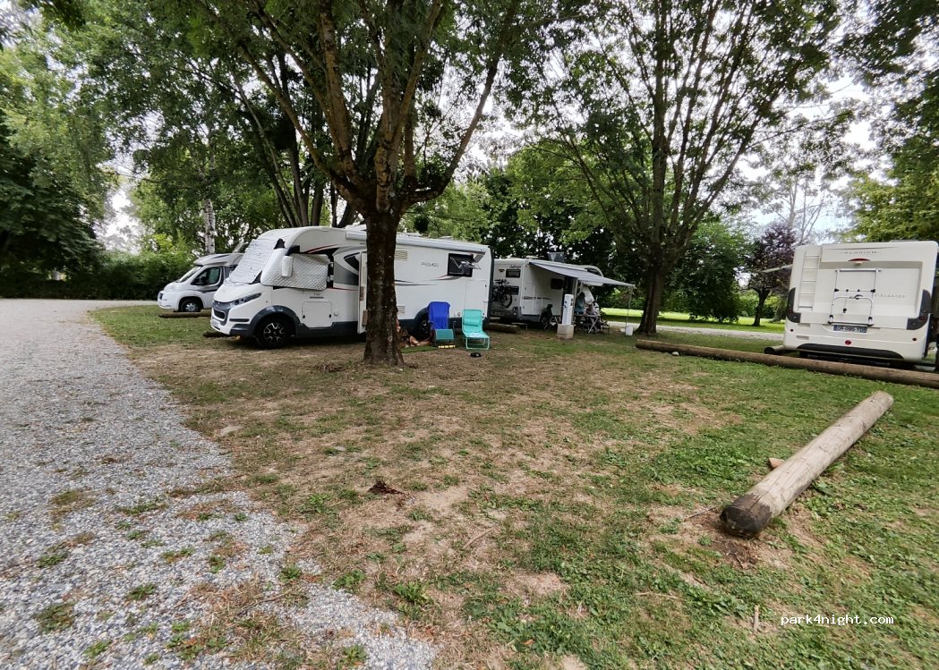 Aire de camping-car Labarthe-Rivière — foto 4