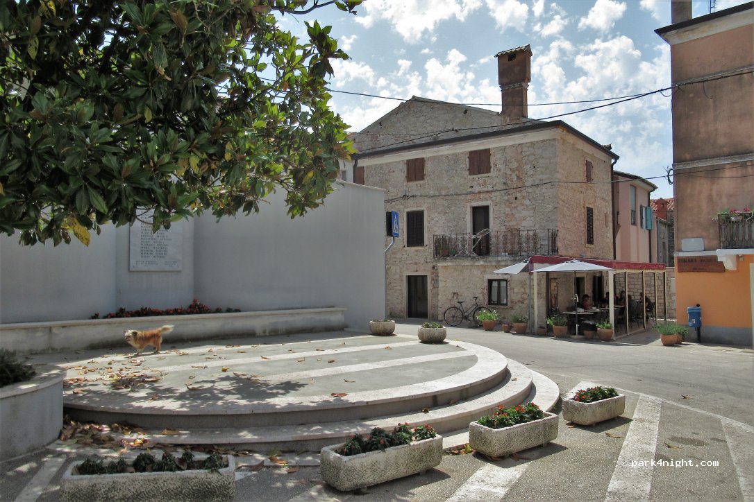 (52474) Brtonigla - 8 Giuseppe trg — foto 2
