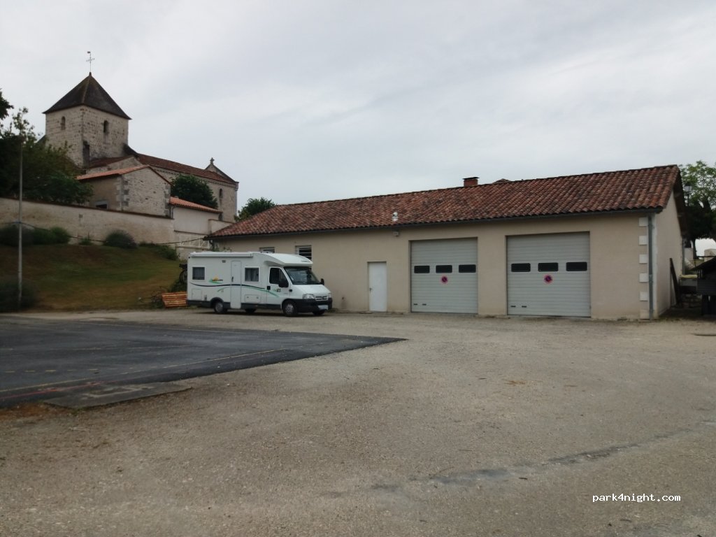 (16190) Juignac - Le Bourg — foto 3