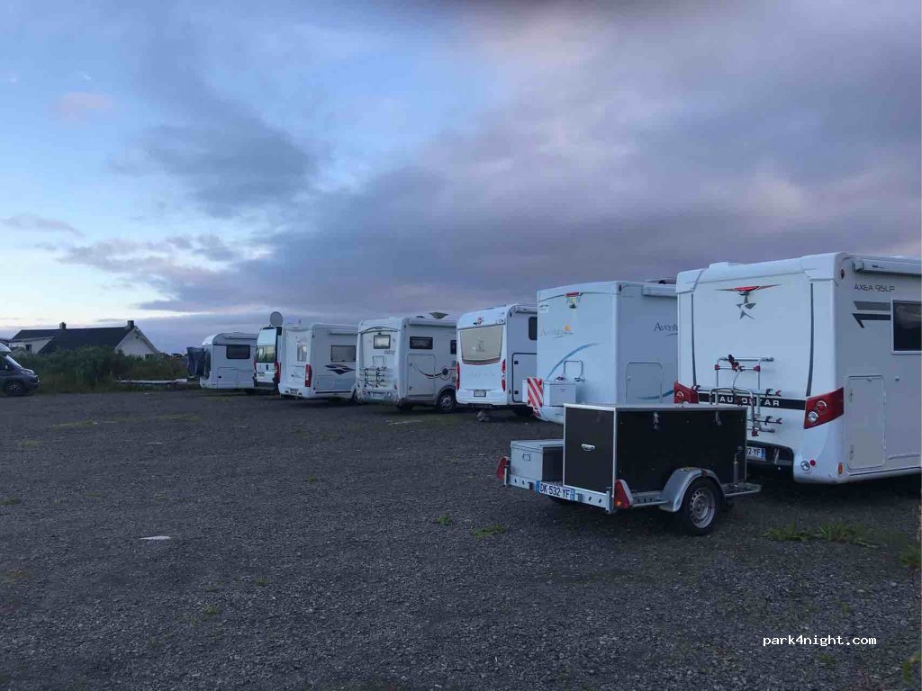 (8312) Henningsvær - 257 Henningsværveien — foto
