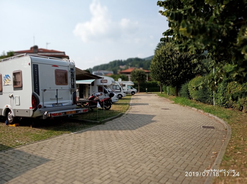 Area Sosta Camper Gavirate — foto