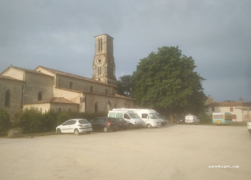 (33640) Isle-Saint-Georges - 4 Place de l Église — foto