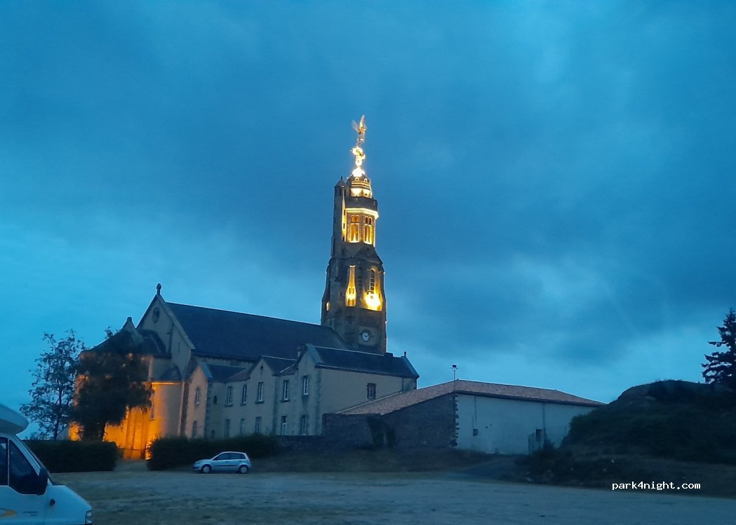 (85700) Saint-Michel-Mont-Mercure - Place du Sommet — foto 3