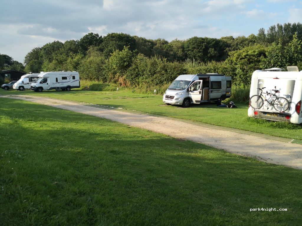 Elm Beds Caravan Park — foto
