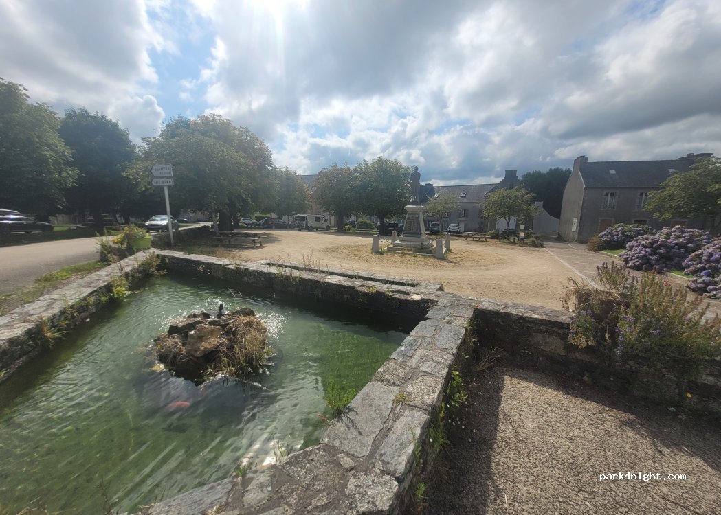 (29690) La Feuillée - Place des Marronniers — foto 3