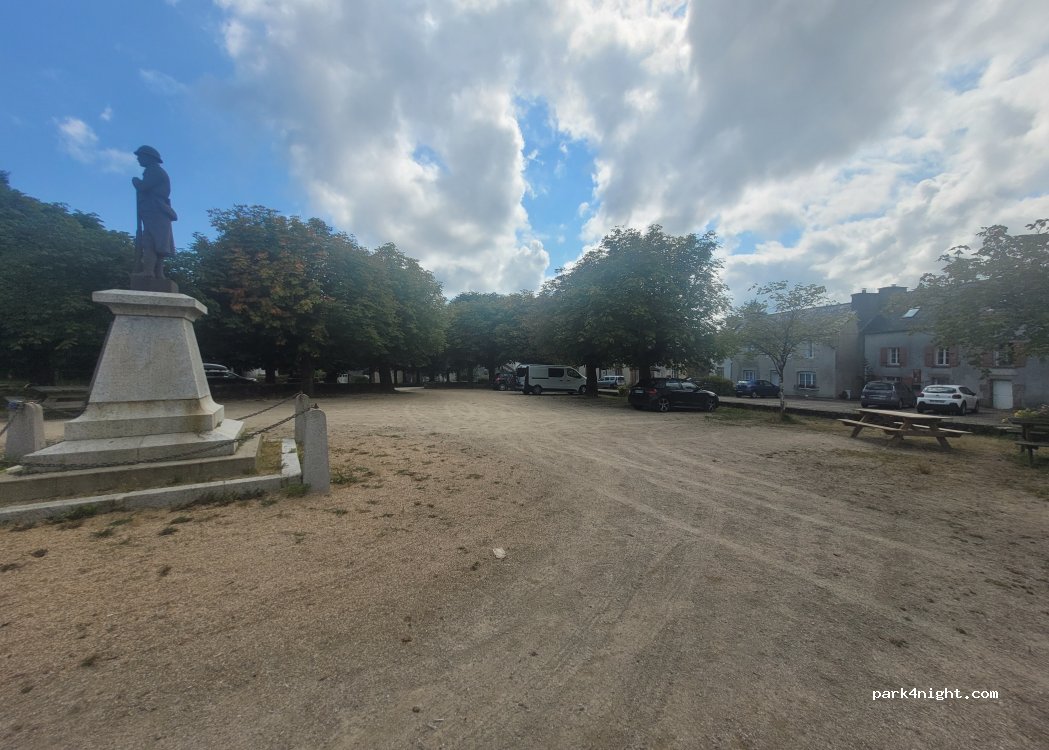 (29690) La Feuillée - Place des Marronniers — foto 4