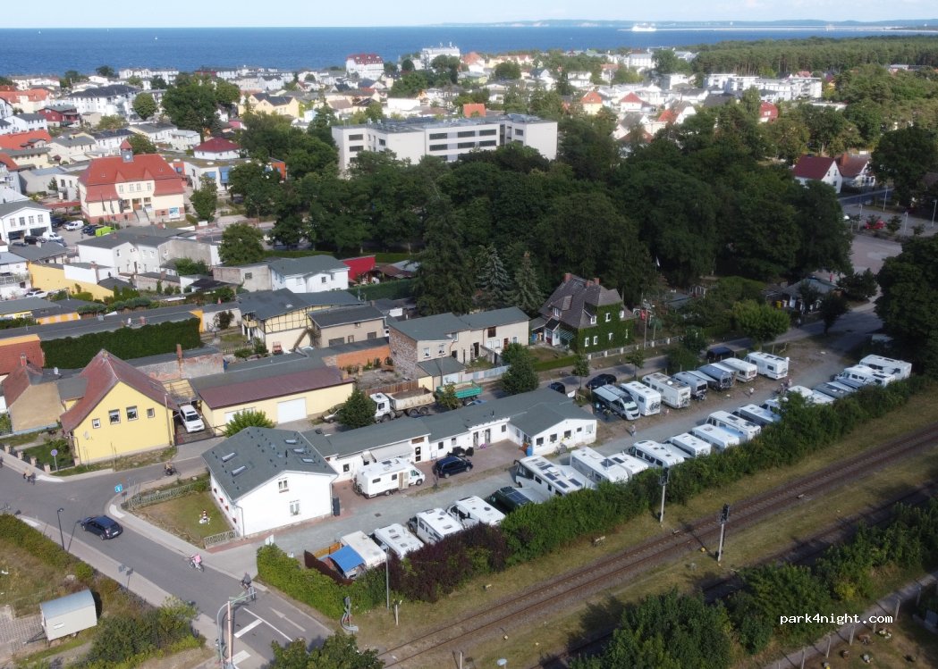 Wohnmobil Stellplatz am Bahnhof — foto 2