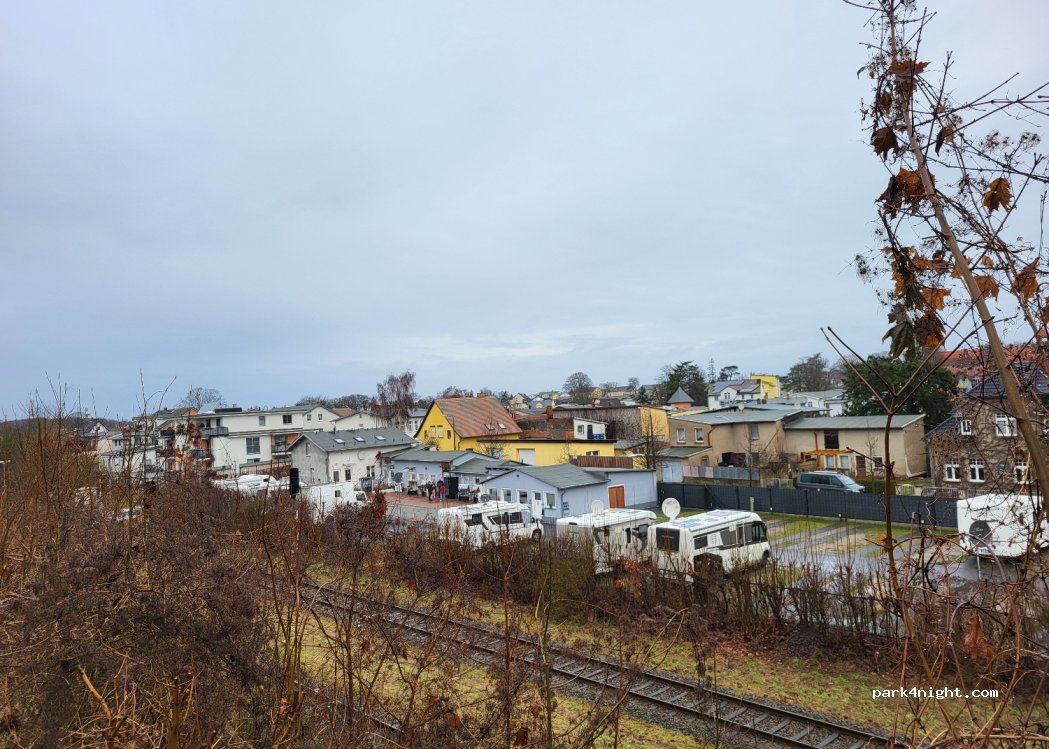Wohnmobil Stellplatz am Bahnhof — foto 3