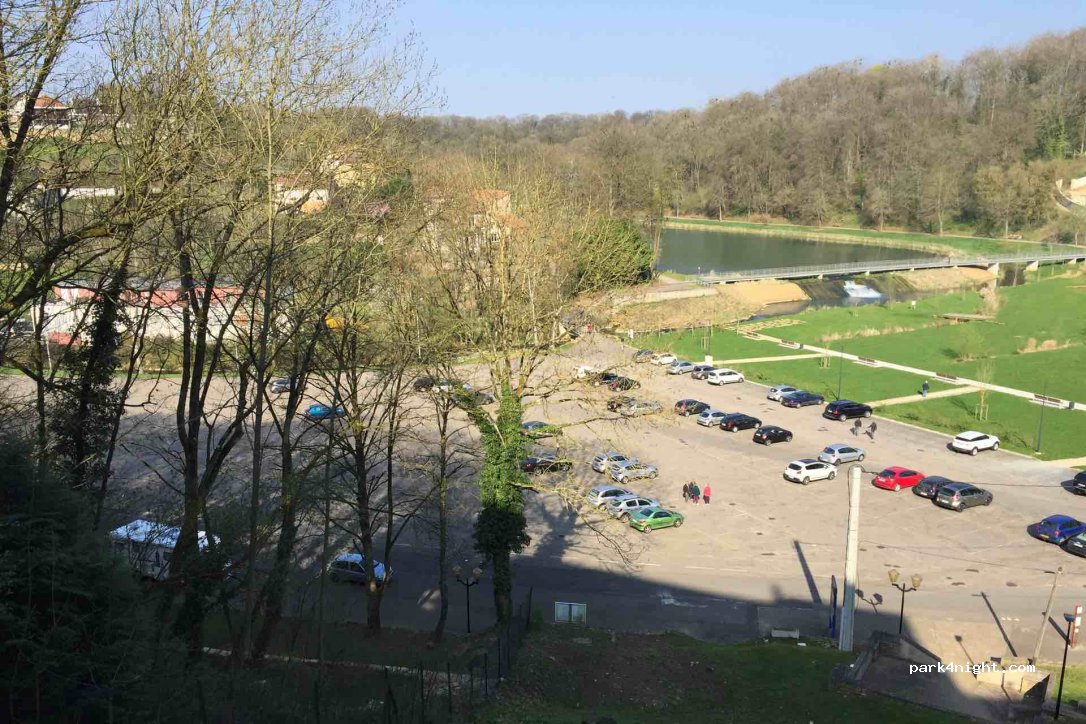 (54150) Briey - 2 Place de Niederaussen — foto 2