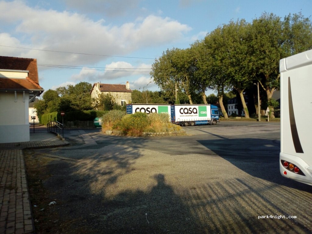 (62140) Hesdin - Place de la Gare — foto 2