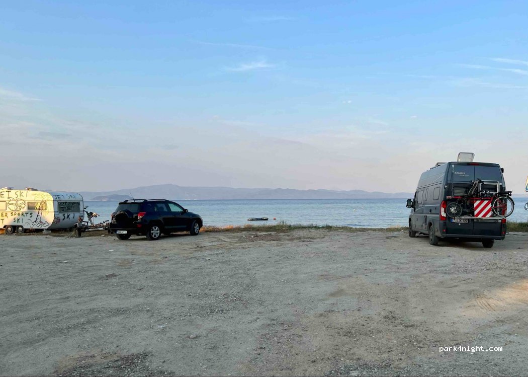 (630 85) Pefkochori - Unnamed Road — foto