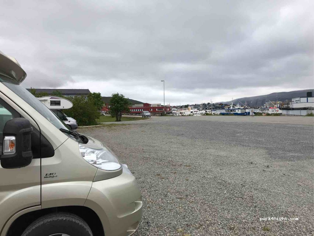 Bobilparkering Båtsfjord havn — foto