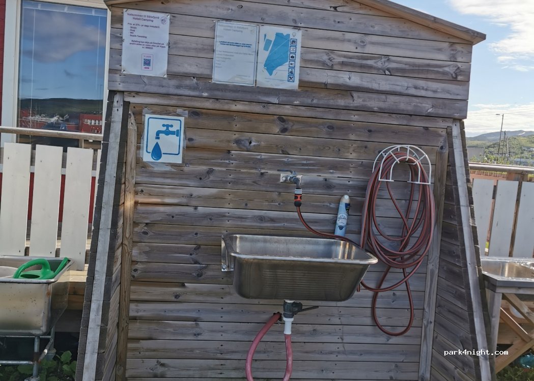 Bobilparkering Båtsfjord havn — foto 4
