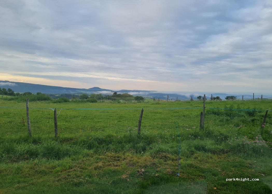 (63450) Olloix - Rue du Puy de Marquerole — foto 3
