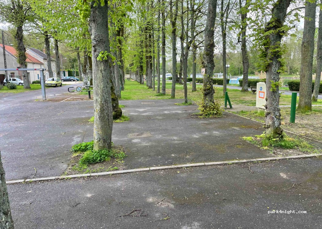(51160) Mareuil-sur-Ay - 5-11 Place du Grand Jard — foto